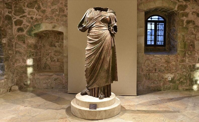2,200-Year-Old Statue Caught