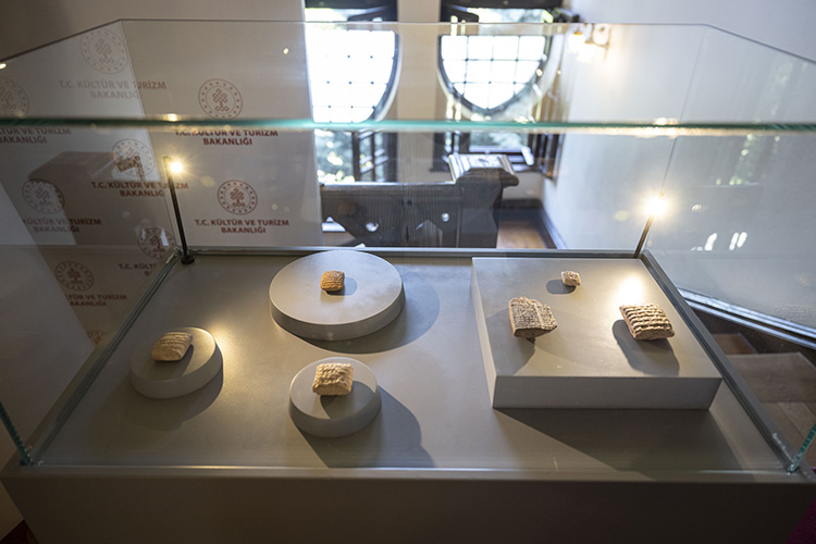 Türkiye Returns 6,000-Year-Old Cuneiform Clay Tablets to Iraq
