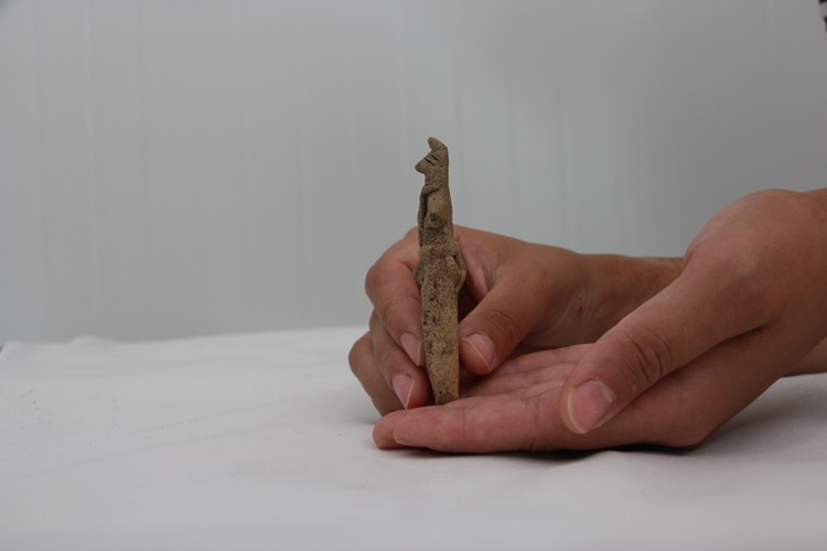 8,000-Year-Old Fox-Clad Male Figurine Unearthed in Izmir, Türkiye