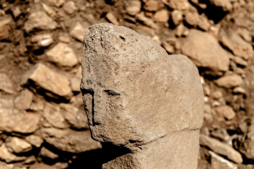 A Historic First at Karahantepe: Human-Faced T-Shaped Pillar Unearthed in Türkiye