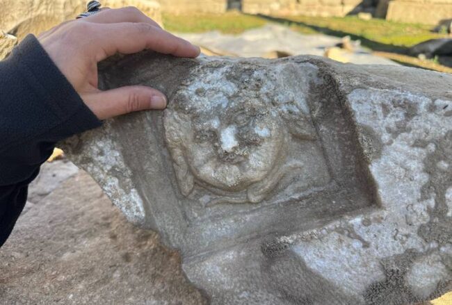 A Smiling Medusa Discovered in the Ancient City of Amastris on Türkiye’s Black Sea Coast