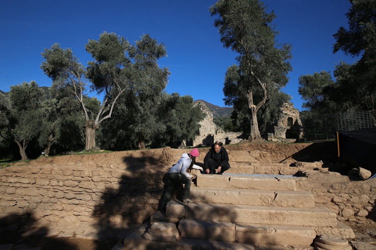 At Nysa 1,800-Year-Old Steps to a Roman Library