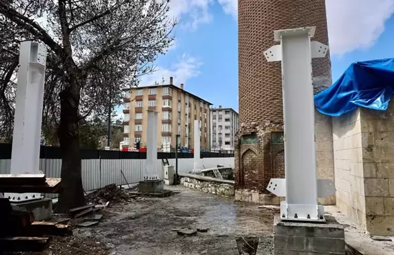 833-Year-Old Leaning Minaret of Sivas Ulu Cami Enters Critical Restoration Phase