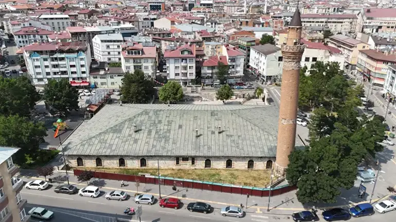 833-Year-Old Leaning Minaret of Sivas Ulu Cami Enters Critical Restoration Phase