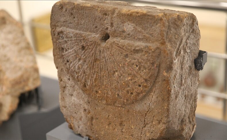 1,000-Year-Old Sundial Found in Ani Ancient City Goes on Public Display in Türkiye