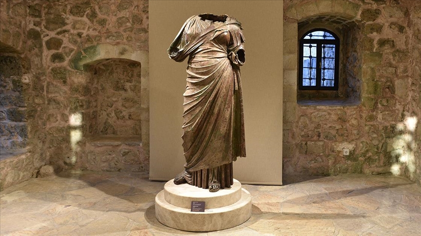 2,200-Year-Old Statue Caught