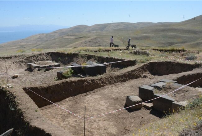2,700-Year-Old Urartian Columns Unearthed at Kef Castle