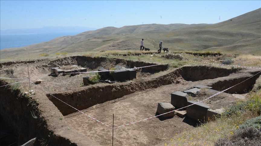 2,700-Year-Old Urartian Columns Unearthed at Kef Castle