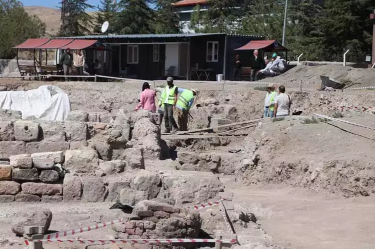 11th-Century Graves Unearthed in Kayseri’s Monumental Roman Mosaic Villa