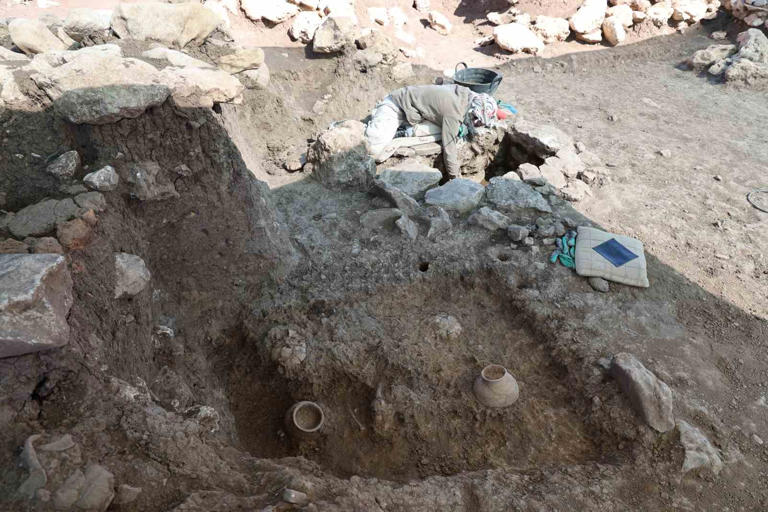 Çayönü excavation, Neolithic burials Turkey, Early Bronze Age graves, Diyarbakır archaeology, Ergani mound, 11,000-year-old skeleton, Anatolian prehistory, Neolithic Anatolia, Bronze Age Anatolia, Çayönü Tepesi