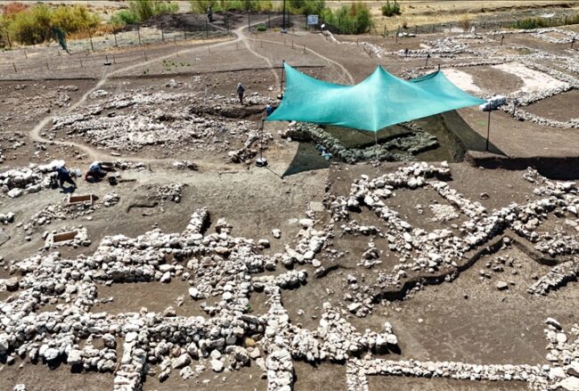 9,500-Year-Old Communal Structure with Red Floor Discovered at Türkiye’s Çayönü Tepesi