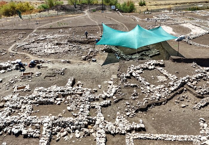 9,500-Year-Old Communal Structure with Red Floor Discovered at Türkiye’s Çayönü Tepesi