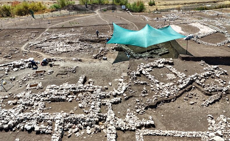 9,500-Year-Old Communal Structure with Red Floor Discovered at Türkiye’s Çayönü Tepesi
