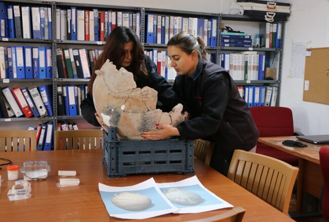 A 5,000-Year-Old Pithos Grave in Küllüoba Reveals a Hand Relief with a Missing Finger