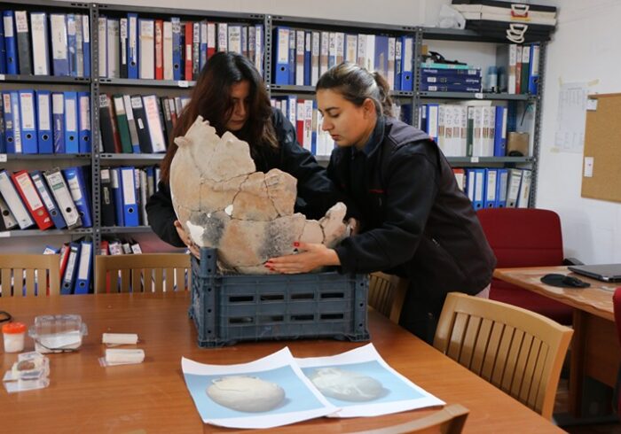 A 5,000-Year-Old Pithos Grave in Küllüoba Reveals a Hand Relief with a Missing Finger