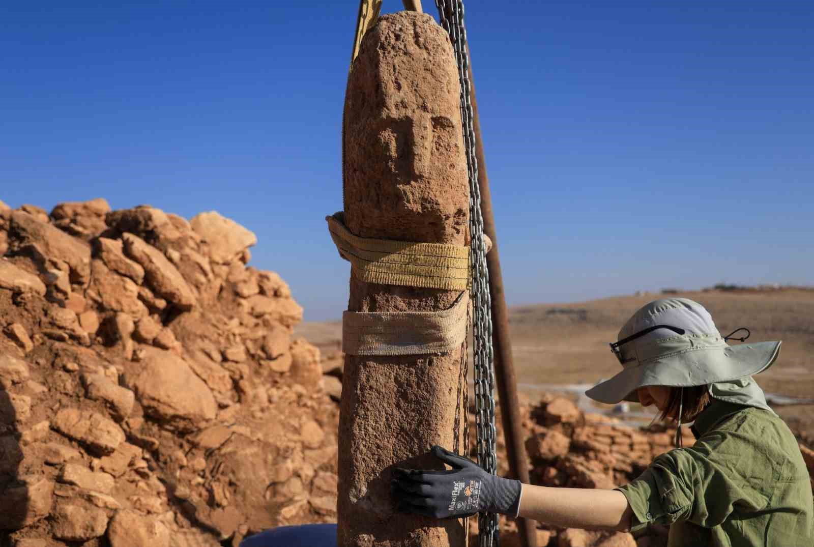 Archaeologists have uncovered a T-shaped pillar carved with a human face at the Neolithic site of Karahantepe in southeastern Türkiye — a discovery described as a first in human history. The finding was announced by Minister of Culture and Tourism Mehmet Nuri Ersoy on his official X (Twitter) account, where he wrote: “Karahantepe — A first in history! Within the scope of our Taş Tepeler Project, a T-shaped pillar with a human face has been unearthed for the first time.” The discovery forms part of the Taş Tepeler (Stone Hills) Project, a long-term archaeological initiative led by the Turkish Ministry of Culture and Tourism, which explores the earliest stages of human settlement and symbolic expression in the Şanlıurfa region. A Turning Point in Neolithic Symbolism For decades, the T-shaped pillars of Göbeklitepe and Karahantepe have been interpreted as stylized human figures, primarily due to the carved arms and hands visible on many examples. Yet, this new pillar — the first to bear a carved human face — marks a major leap in understanding how early Neolithic societies perceived themselves. The pillar’s face, featuring deep-set eyes, a pronounced nose, and sharp contours, resembles other human sculptures from Karahantepe. Experts say the find reflects not only the craftsmanship of early Anatolian communities but also their emerging capacity for abstract and self-referential thought. From Symbol to Identity Until now, these T-shaped monoliths were thought to serve either as structural elements or abstract human representations. The new find, however, provides the first direct depiction of the human visage, offering a rare glimpse into the earliest stages of self-image in human history. Karahantepe and the Taş Tepeler Network Dating back approximately 12,000 years, Karahantepe is one of several interconnected sites in the Taş Tepeler region, which also includes Göbeklitepe, Sefertepe, Sayburç, Harbetsuvan Tepesi, and Çakmaktepe. These settlements continue to reshape our understanding of humanity’s transition from nomadic life to organized, temple-centered communities. Together, they position Anatolia as one of the earliest centers of symbolic architecture and spiritual innovation.