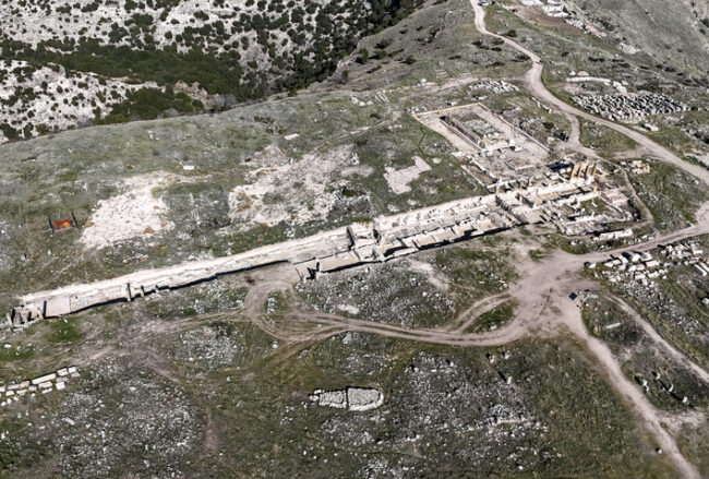 A 2,000-Year-Old Stadium Emerges at Blaundos: The Cliff-Top “Fortress City” of Anatolia Reveals a New Landmark