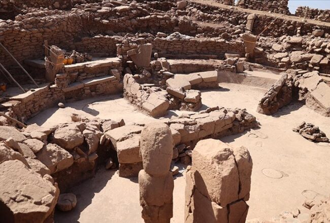 An amphitheater-like Neolithic structure has been uncovered at Karahantepe in southeastern Türkiye