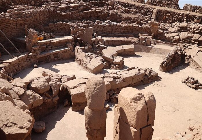An amphitheater-like Neolithic structure has been uncovered at Karahantepe in southeastern Türkiye