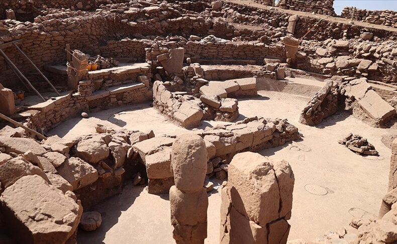 An amphitheater-like Neolithic structure has been uncovered at Karahantepe in southeastern Türkiye