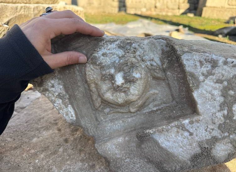 A Smiling Medusa Discovered in the Ancient City of Amastris on Türkiye’s Black Sea Coast