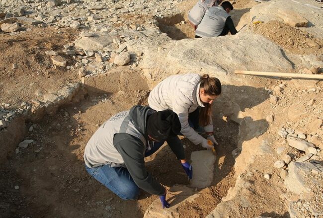T-Shaped Stones Surface Near the Euphrates, Pointing to a Wider Taş Tepeler Network