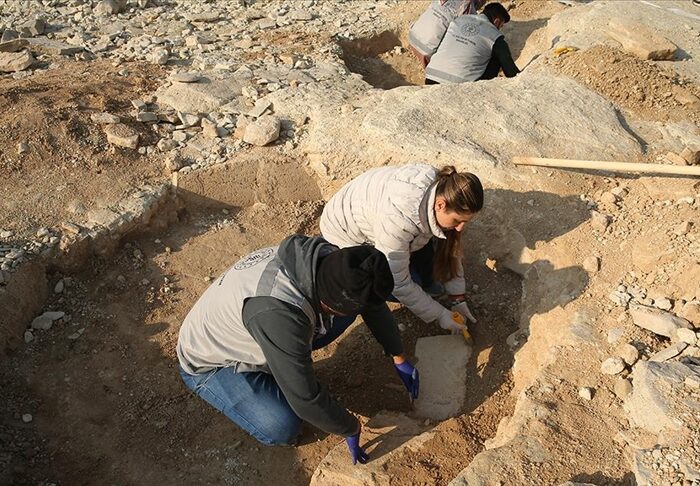 T-Shaped Stones Surface Near the Euphrates, Pointing to a Wider Taş Tepeler Network