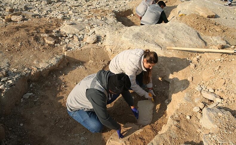 T-Shaped Stones Surface Near the Euphrates, Pointing to a Wider Taş Tepeler Network