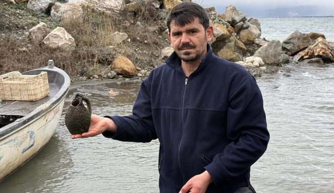 Fishing Net Snags Possible Ancient Jar as Water Levels Drop in Lake İznik
