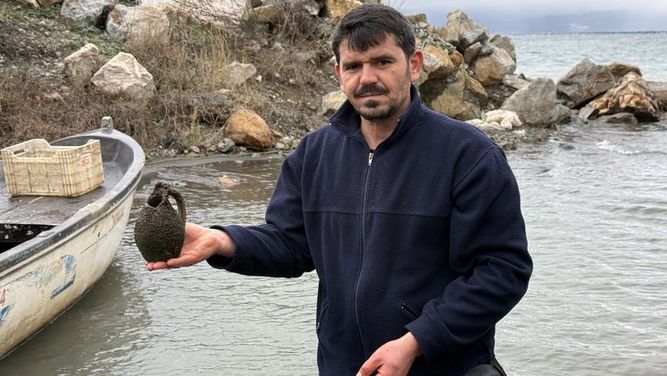 Fishing Net Snags Possible Ancient Jar as Water Levels Drop in Lake İznik