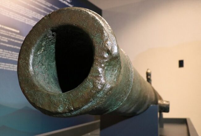 17th-Century Dutch Bronze Ship Cannon Discovered During Shipbreaking in İzmir Goes on Display