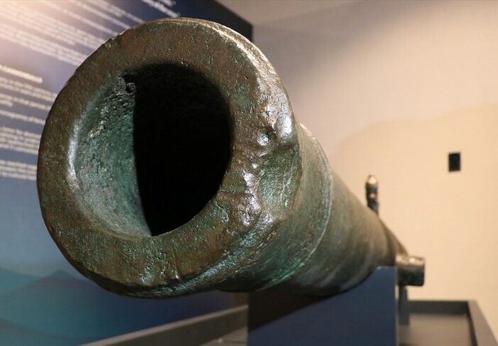 17th-Century Dutch Bronze Ship Cannon Discovered During Shipbreaking in İzmir Goes on Display