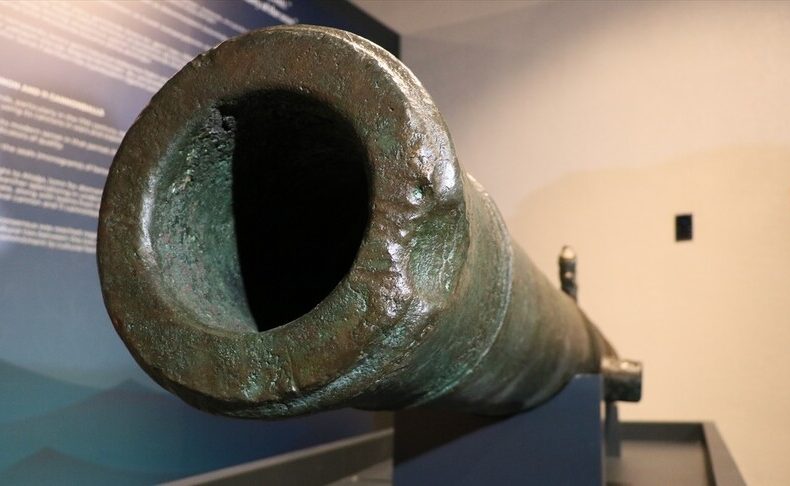 17th-Century Dutch Bronze Ship Cannon Discovered During Shipbreaking in İzmir Goes on Display