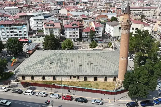833-Year-Old Leaning Minaret of Sivas Ulu Cami Enters Critical Restoration Phase