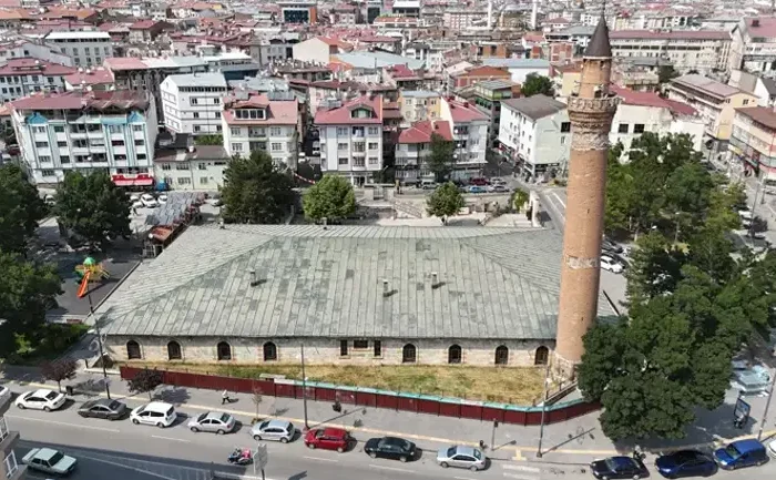 833-Year-Old Leaning Minaret of Sivas Ulu Cami Enters Critical Restoration Phase